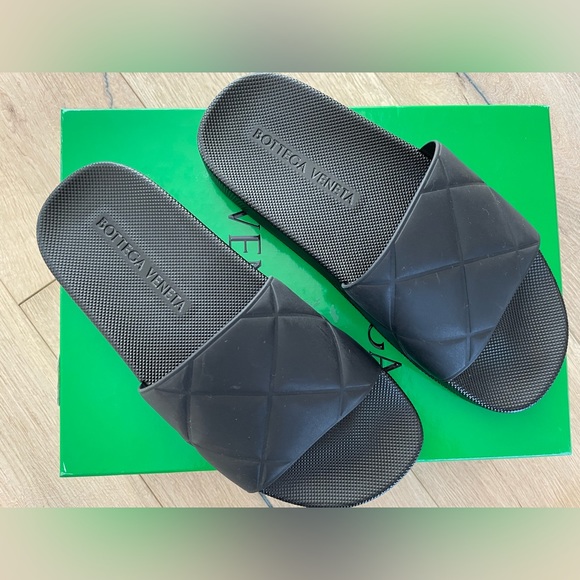 Bottega Vaneta black quilted pool slides - Picture 2 of 9